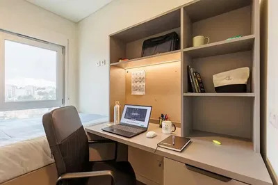 Keuken; keukenapparatuur, houten vloer, natuurlijk licht, moderne stijl