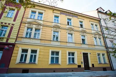 Küche; küchengeräte, holzboden, tageslicht, moderner stil