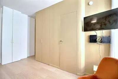 Keuken; keukenapparatuur, houten vloer, natuurlijk licht, moderne stijl