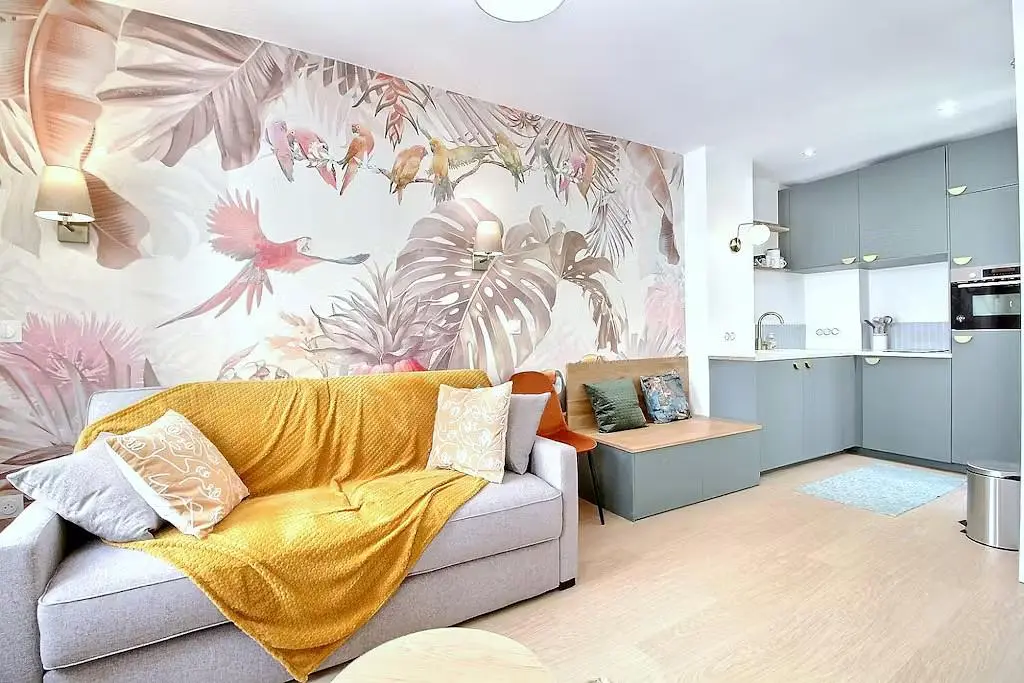 Keuken; keukenapparatuur, houten vloer, natuurlijk licht, moderne stijl