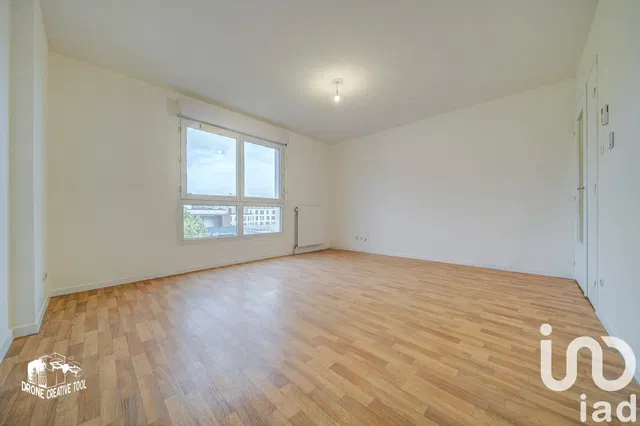 Cucina; elettrodomestici, pavimento in legno, luce naturale, stile moderno