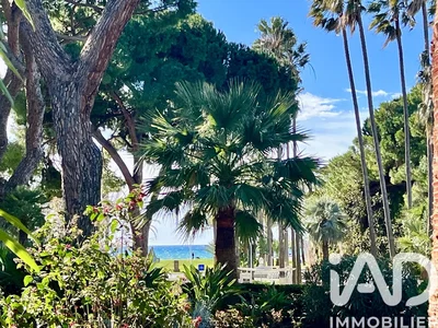 Кухиња; кухињски апарати, плочице, природно светло, модерни стил