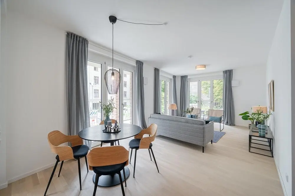 Küche; küchengeräte, holzboden, tageslicht, moderner stil
