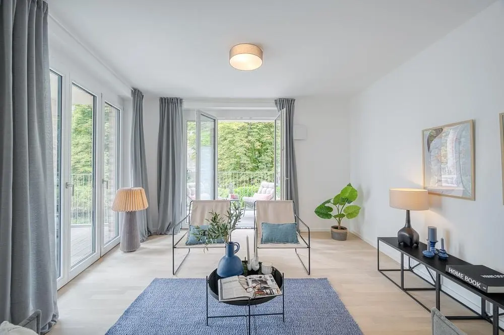 Küche; küchengeräte, holzboden, tageslicht, moderner stil