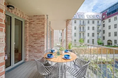 Küche; küchengeräte, holzboden, tageslicht, moderner stil