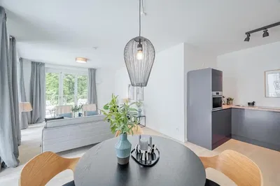 Cozinha; eletrodomésticos, chão de madeira, luz natural, estilo moderno