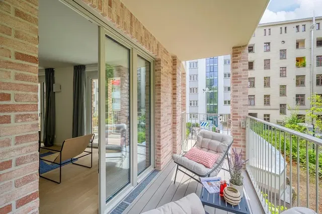 Kuchnia; sprzęt kuchenny, podłoga drewniana, światło dzienne, styl nowoczesny