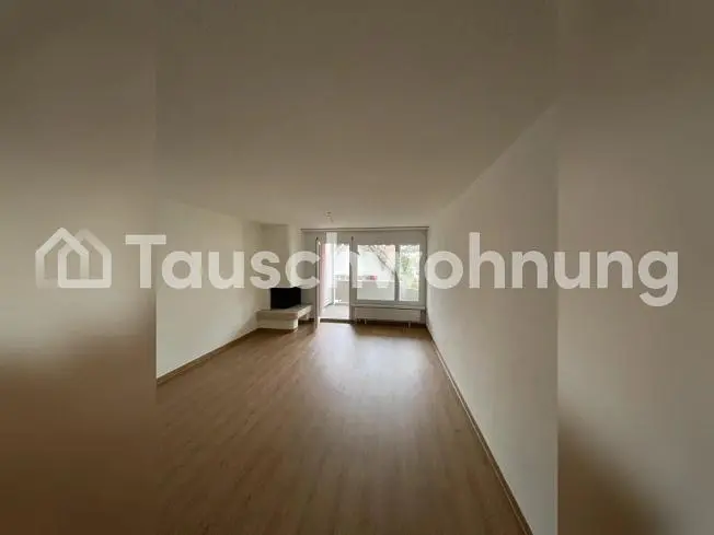 Kuchyňa; kuchynské spotrebiče, drevená podlaha, prirodzené svetlo, moderný štýl