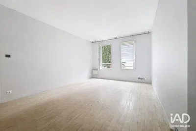 Woonkamer; houten vloer, natuurlijk licht, moderne stijl