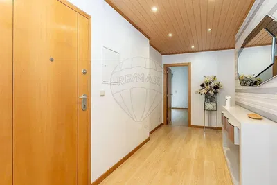 Kuchyně; kuchyňské spotřebiče, dřevěná podlaha, přirozené světlo, moderní styl