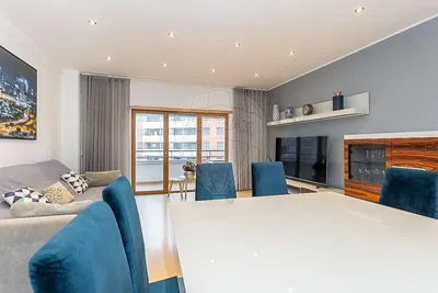 Obývací pokoj; dřevěná podlaha, přirozené světlo, moderní styl