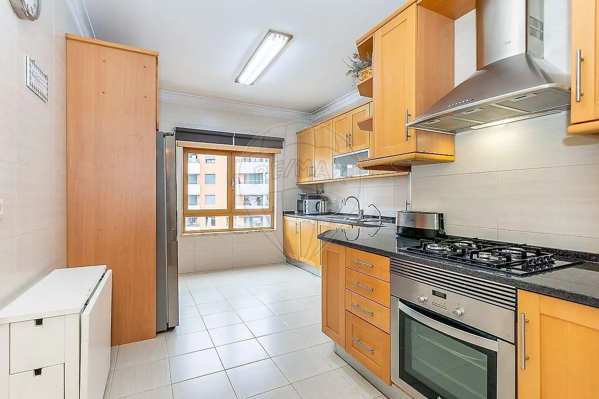 Mutfak; mutfak aletleri, ahşap zemin, doğal ışık, modern stil