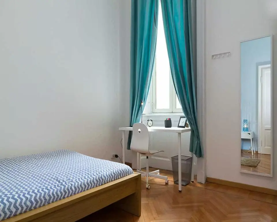 Kuhinja; kućanski aparati, drveni pod, prirodna svjetlost, moderan stil