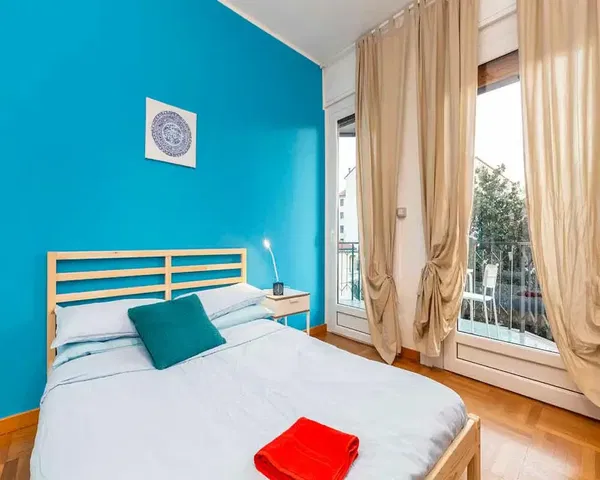 Kuhinja; kućanski aparati, drveni pod, prirodna svjetlost, moderan stil