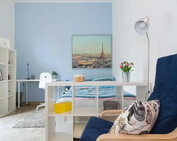 Kuchyně; kuchyňské spotřebiče, dřevěná podlaha, přirozené světlo, moderní styl