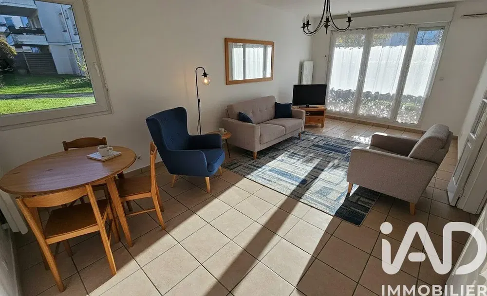 Κουζίνα; συσκευές κουζίνας, ξύλινο πάτωμα, φυσικό φως, μοντέρνο στυλ