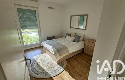 Keuken; keukenapparatuur, houten vloer, natuurlijk licht, moderne stijl