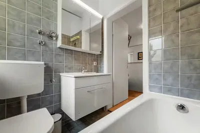 Küche; küchengeräte, holzboden, tageslicht, moderner stil