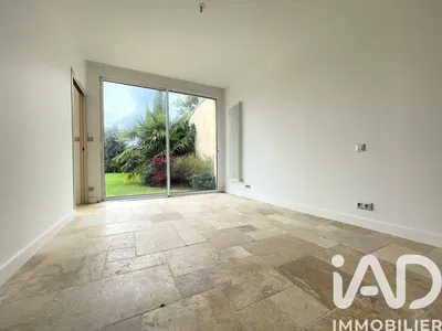 Kuchyně; kuchyňské spotřebiče, dřevěná podlaha, přirozené světlo, moderní styl