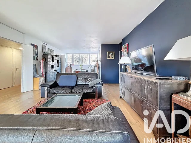 Kuchnia; sprzęt kuchenny, podłoga drewniana, światło dzienne, styl nowoczesny