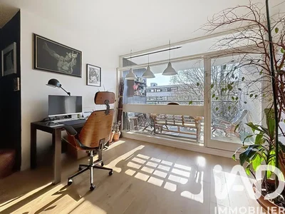 Mutfak; mutfak aletleri, ahşap zemin, doğal ışık, modern stil