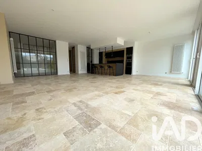 Kuchyně; kuchyňské spotřebiče, dřevěná podlaha, přirozené světlo, moderní styl