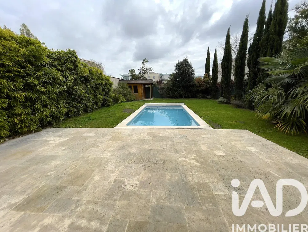 Kuchyně; kuchyňské spotřebiče, dřevěná podlaha, přirozené světlo, moderní styl