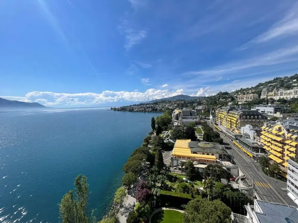 Küche; küchengeräte, fliesenboden, tageslicht, moderner stil