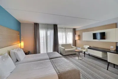 Küche; küchengeräte, holzboden, tageslicht, moderner stil