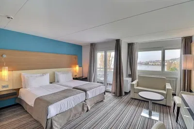 Küche; küchengeräte, fliesenboden, tageslicht, moderner stil