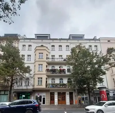 Küche; küchengeräte, holzboden, tageslicht, moderner stil