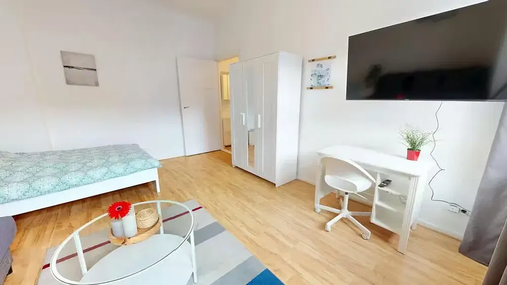 Küche; küchengeräte, holzboden, tageslicht, moderner stil