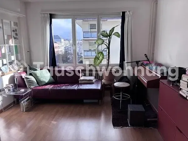 Kuchyně; kuchyňské spotřebiče, dřevěná podlaha, přirozené světlo, moderní styl