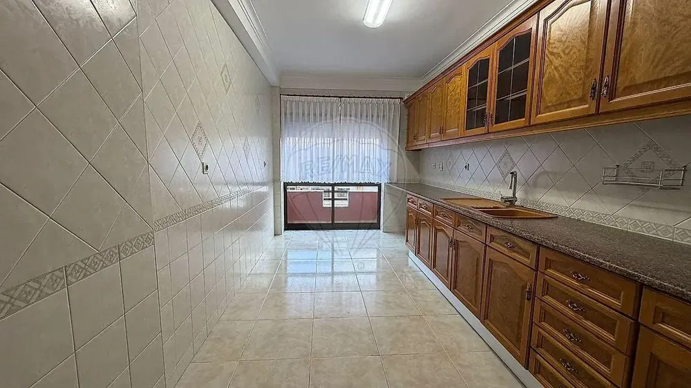 Küche; küchengeräte, holzboden, tageslicht, moderner stil