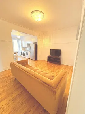 Cuisine; électroménager, parquet, lumière naturelle, style moderne