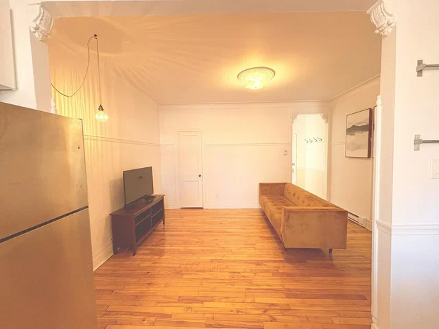 Cuisine; électroménager, parquet, lumière naturelle, style moderne