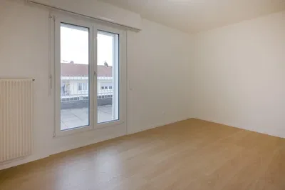 Keuken; keukenapparatuur, houten vloer, natuurlijk licht, moderne stijl