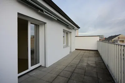 Keuken; keukenapparatuur, tegelvloer, natuurlijk licht, moderne stijl