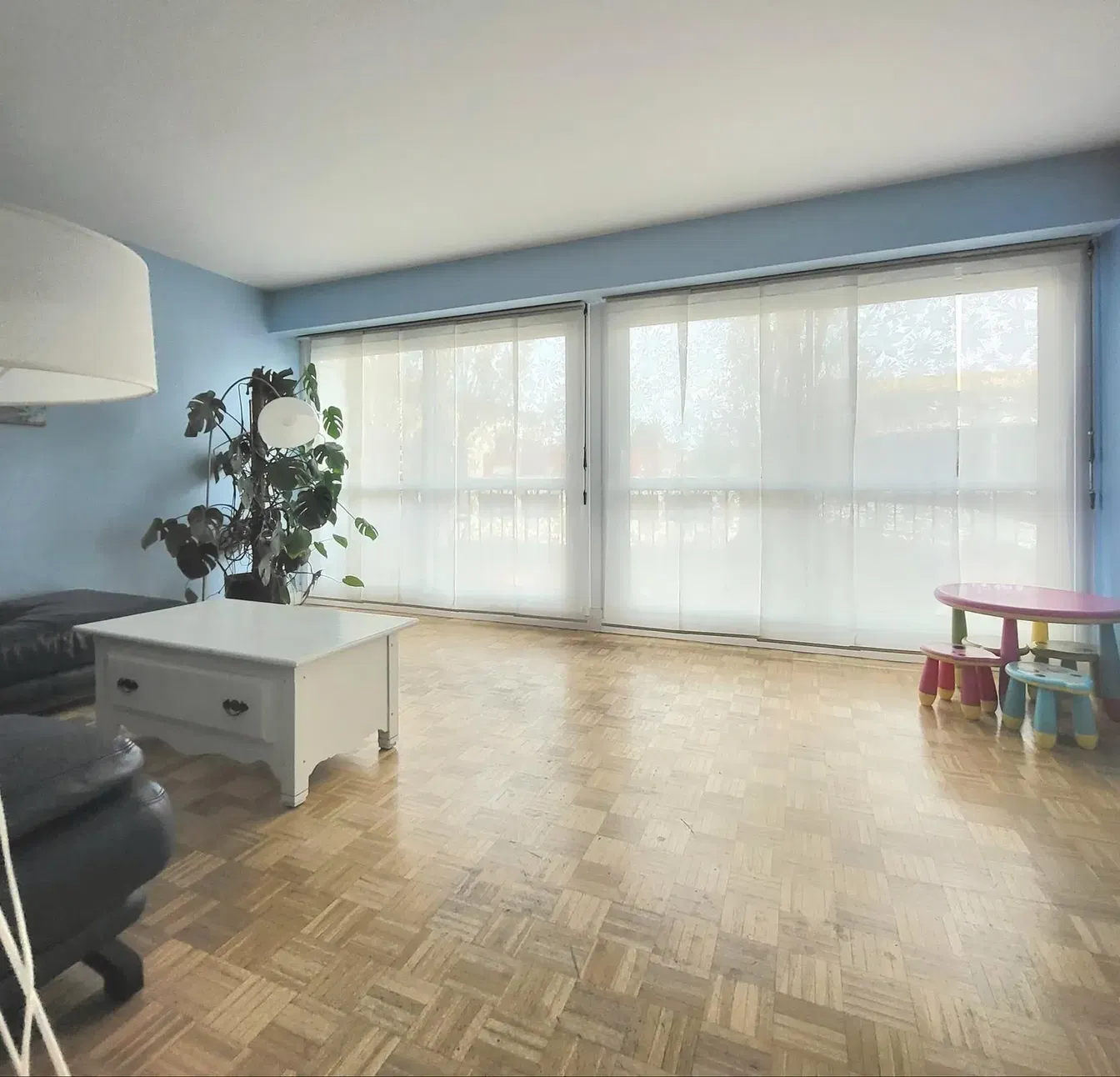 Kuhinja; kuhinjski aparati, drveni pod, prirodno svjetlo, moderni stil