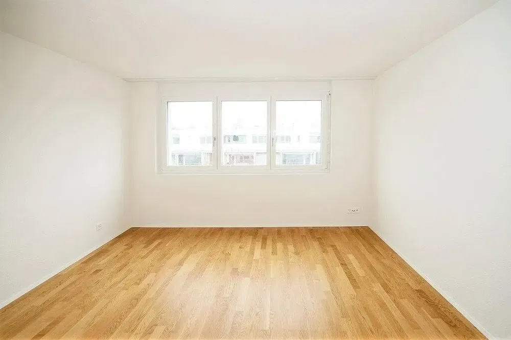 Keuken; keukenapparatuur, houten vloer, natuurlijk licht, moderne stijl