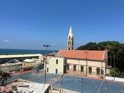 Küche; küchengeräte, holzboden, tageslicht, moderner stil