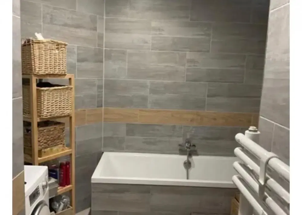 Küche; küchengeräte, holzboden, tageslicht, moderner stil