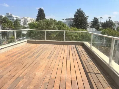 Küche; küchengeräte, holzboden, tageslicht, moderner stil