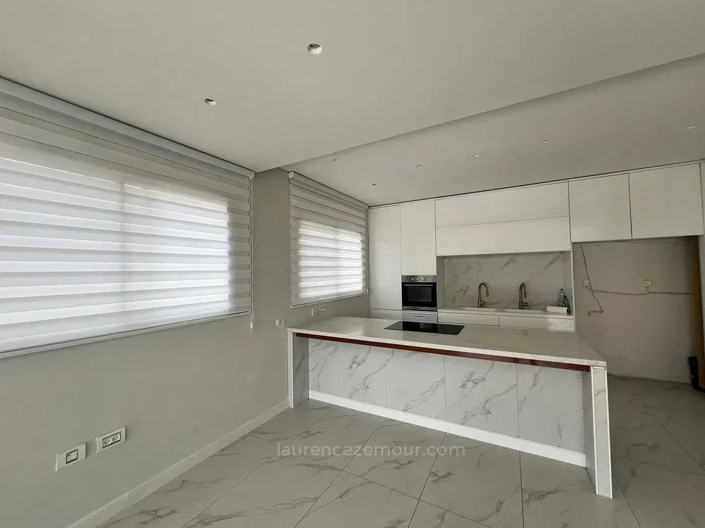 Küche; küchengeräte, holzboden, tageslicht, moderner stil