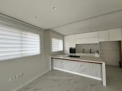 Küche; küchengeräte, holzboden, tageslicht, moderner stil