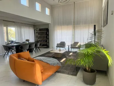 Wohnzimmer; holzboden, tageslicht, moderner stil