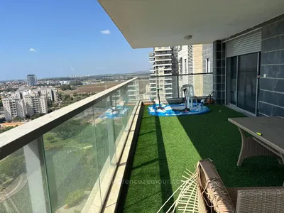 Küche; küchengeräte, holzboden, tageslicht, moderner stil