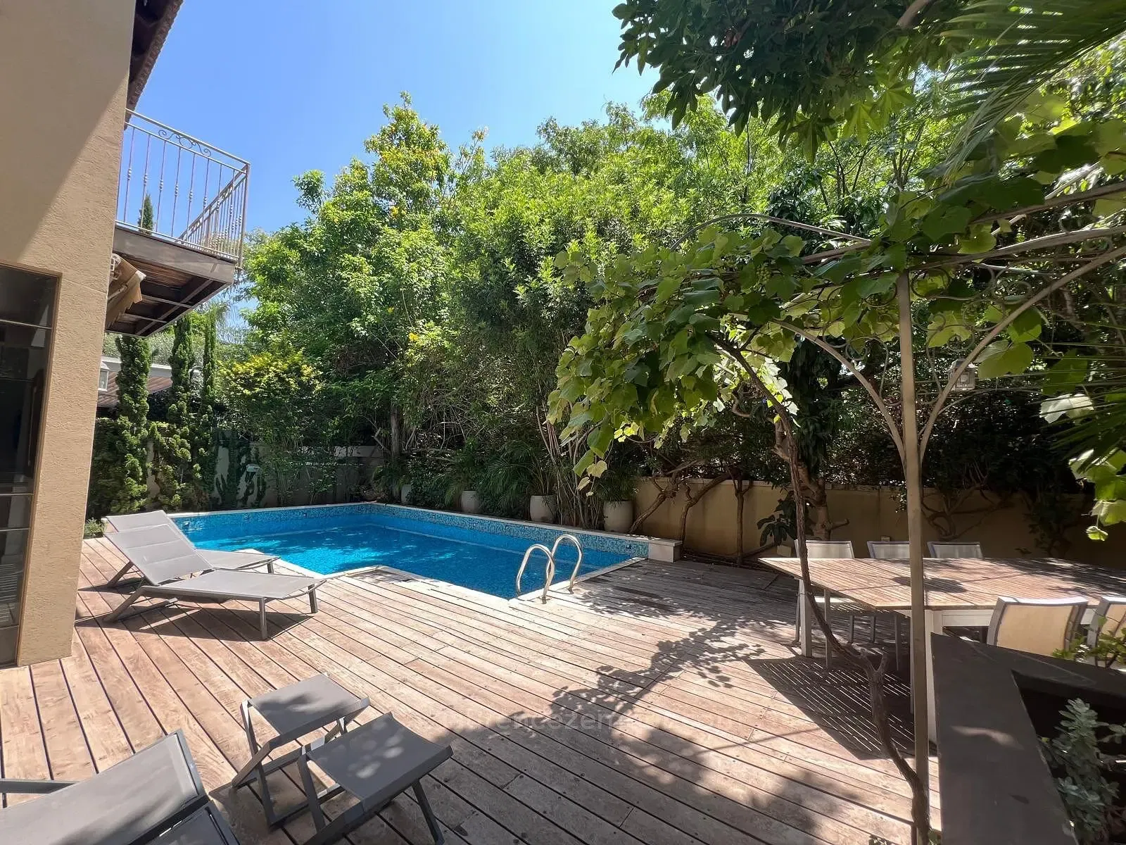 Küche; küchengeräte, holzboden, tageslicht, moderner stil