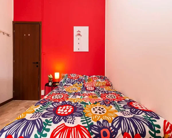 Obývací pokoj; dřevěná podlaha, přirozené světlo, moderní styl