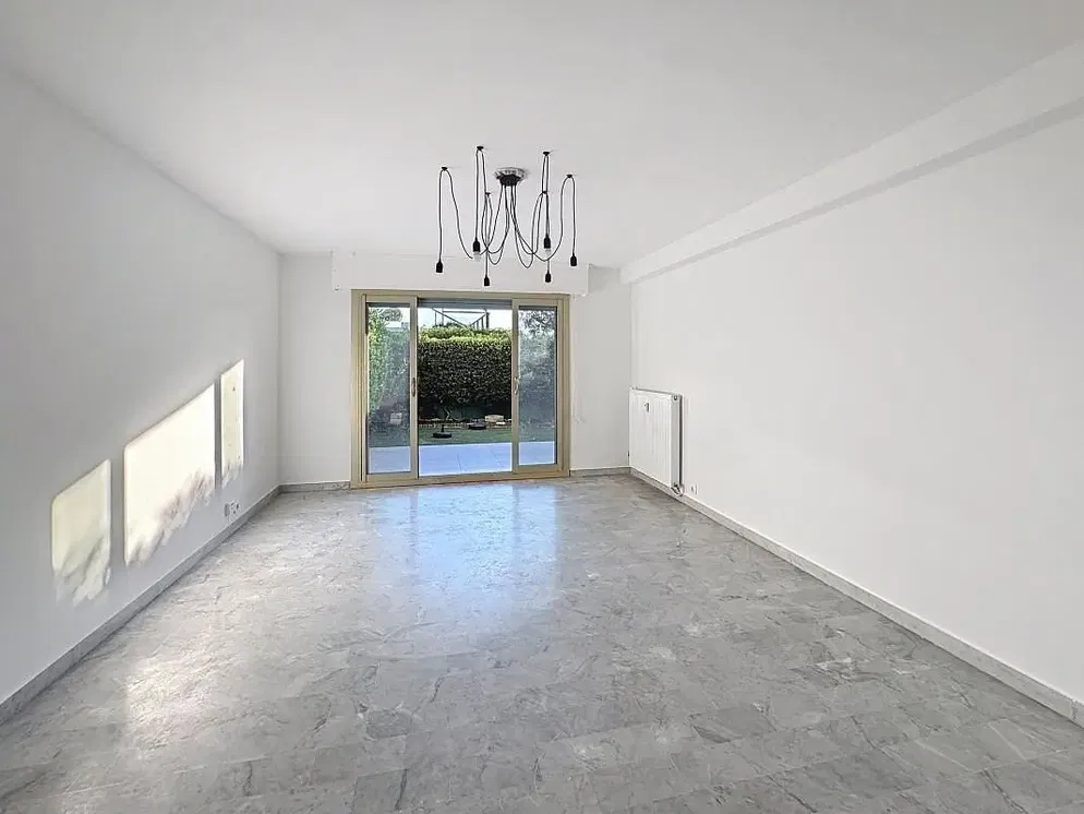 Salon; parquet, lumière naturelle, style moderne